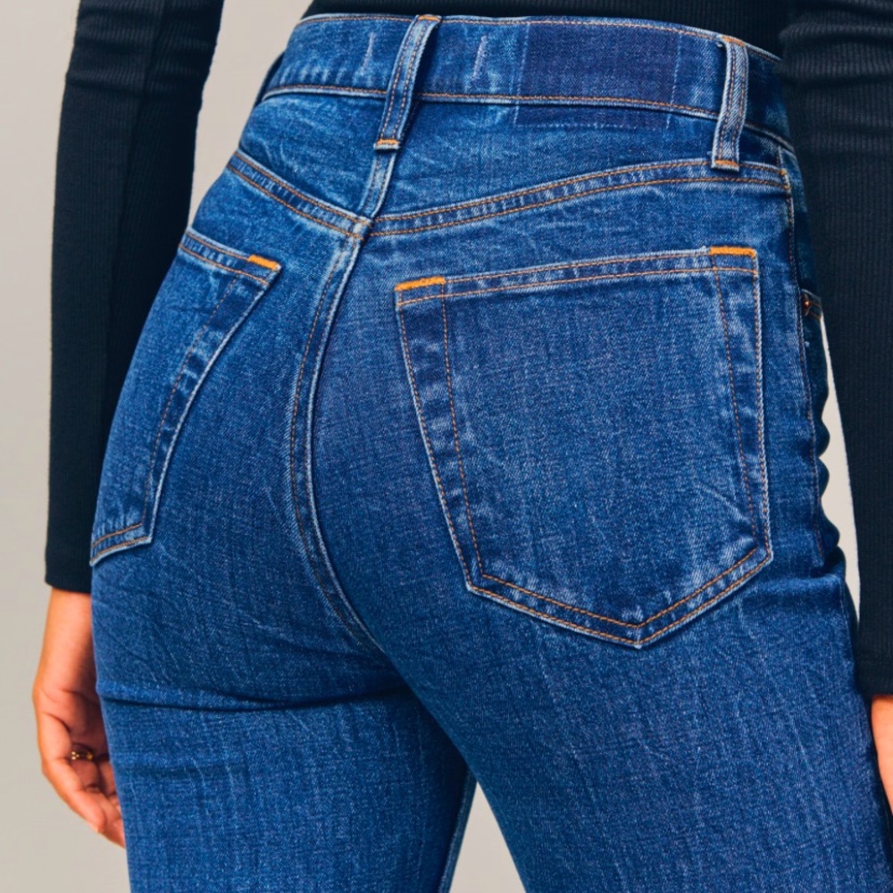 Abercrombie & Fitch Ultra High Rise 90s Slim Straight Jean